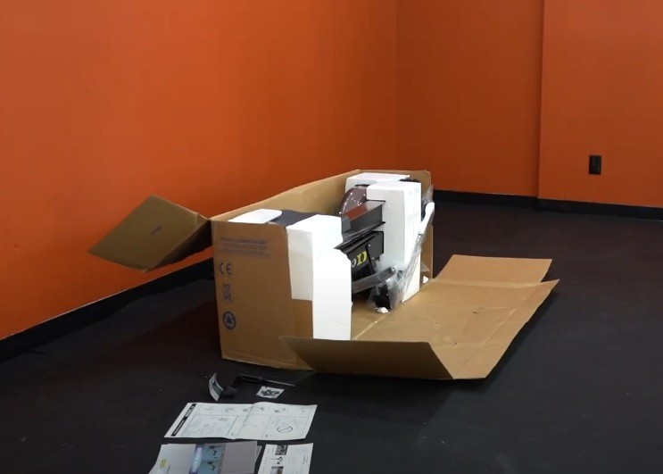 Das Concept2 Rudergerät Model D wird in einem großen Karton geliefert.