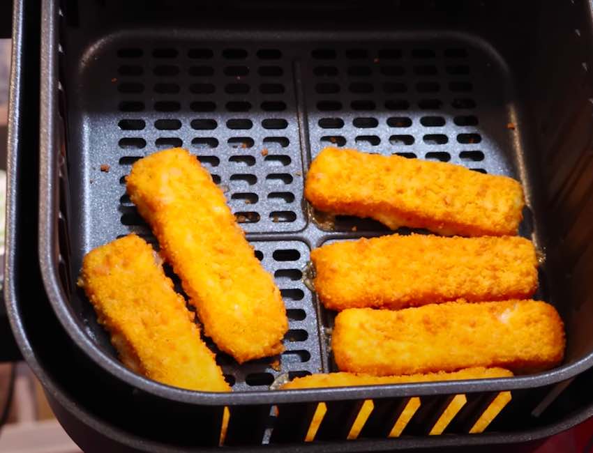 Der geräumige Garraum der Cosori 5,5L XXL Heißluftfritteuse.