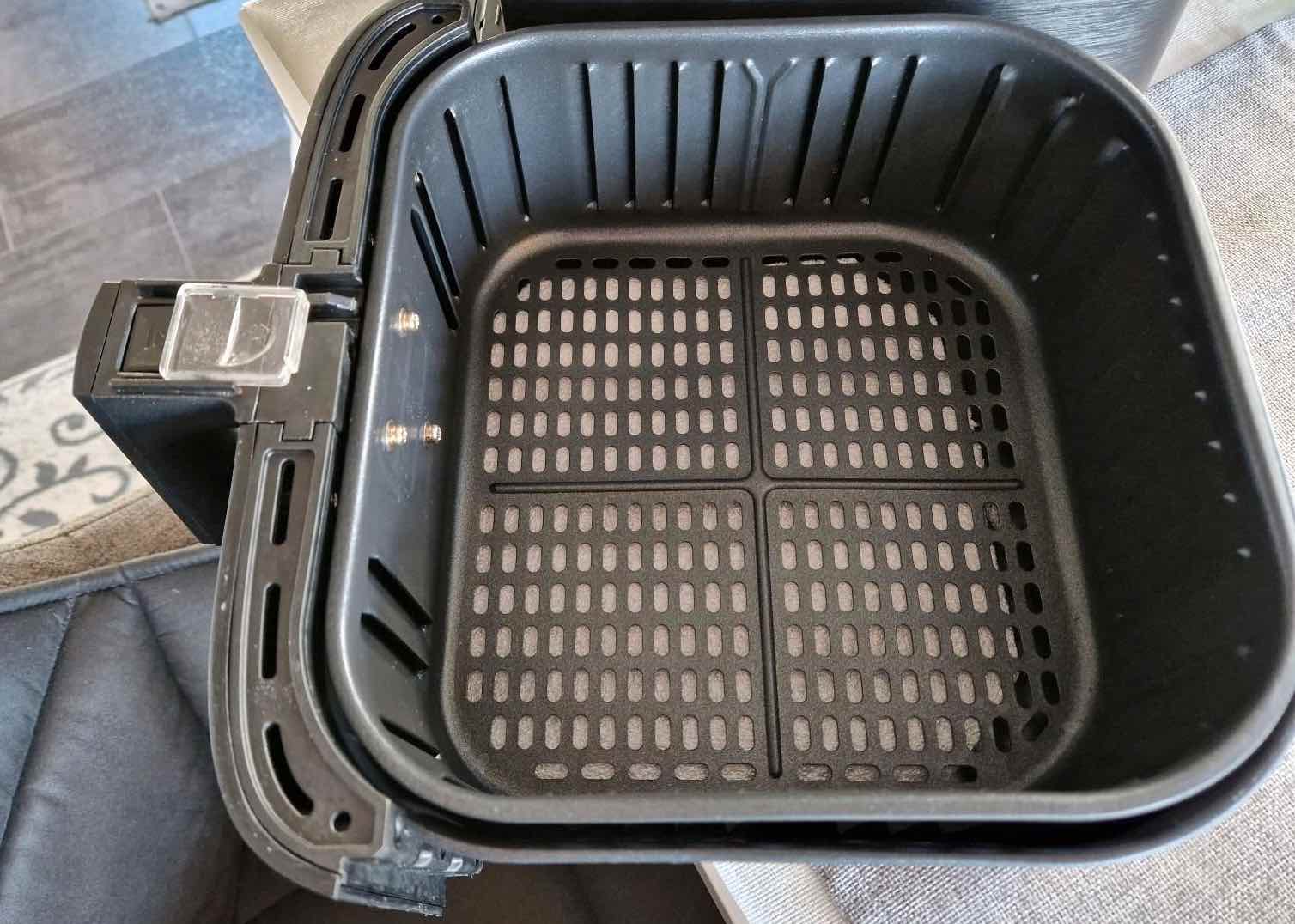 Der Garraum der Cosori Smart Heißluftfritteuse.