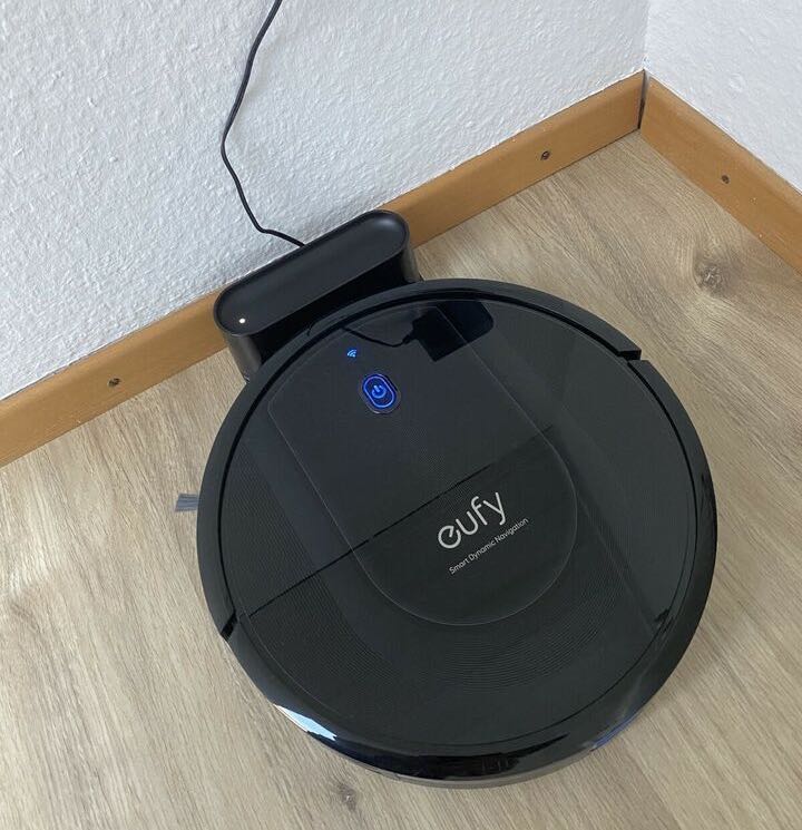 Der eufy RoboVac G10 Hybrid Saug- und Wischroboter an seiner Ladestation.