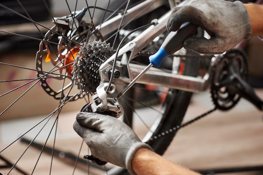 Wer es sich zutraut, kann einige Reparaturen am Fahrrad selbst vornehmen.