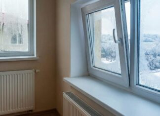 Lüften über das Fenster: Ein teures Missverständnis Zwei Fenster, eines beschlagen, eines geöffnet mit Thermometer, Blick auf verschneite Landschaft. Heizkörper unter Fenstern.