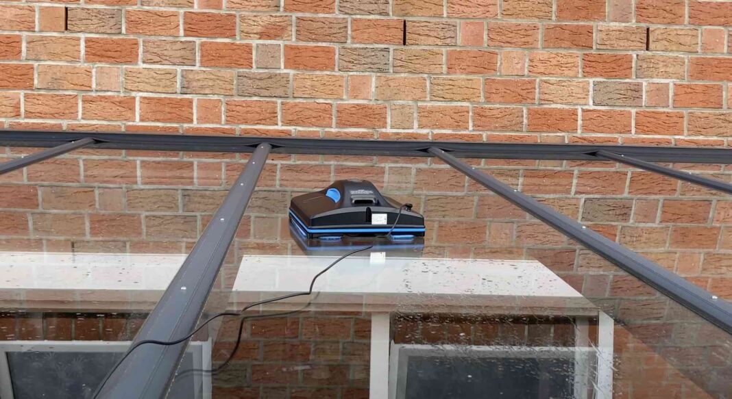 Ein Fensterputzroboter im Einsatz