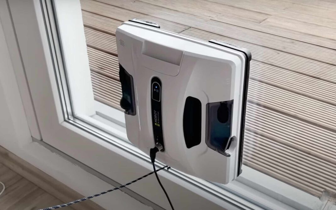 Ein Fensterputzroboter bei der Arbeit
