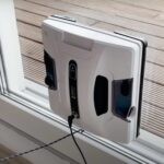 Der beste Fensterputzroboter – Test, Marktanalyse & Vergleich 11/2025 Ein Fensterputzroboter bei der Arbeit