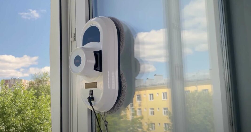 Ein Fensterputzroboter im Einsatz