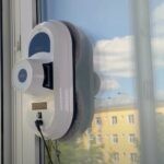 Fensterputzroboter: Die Wahl des perfekten Reinigungsmittels Ein Fensterputzroboter im Einsatz