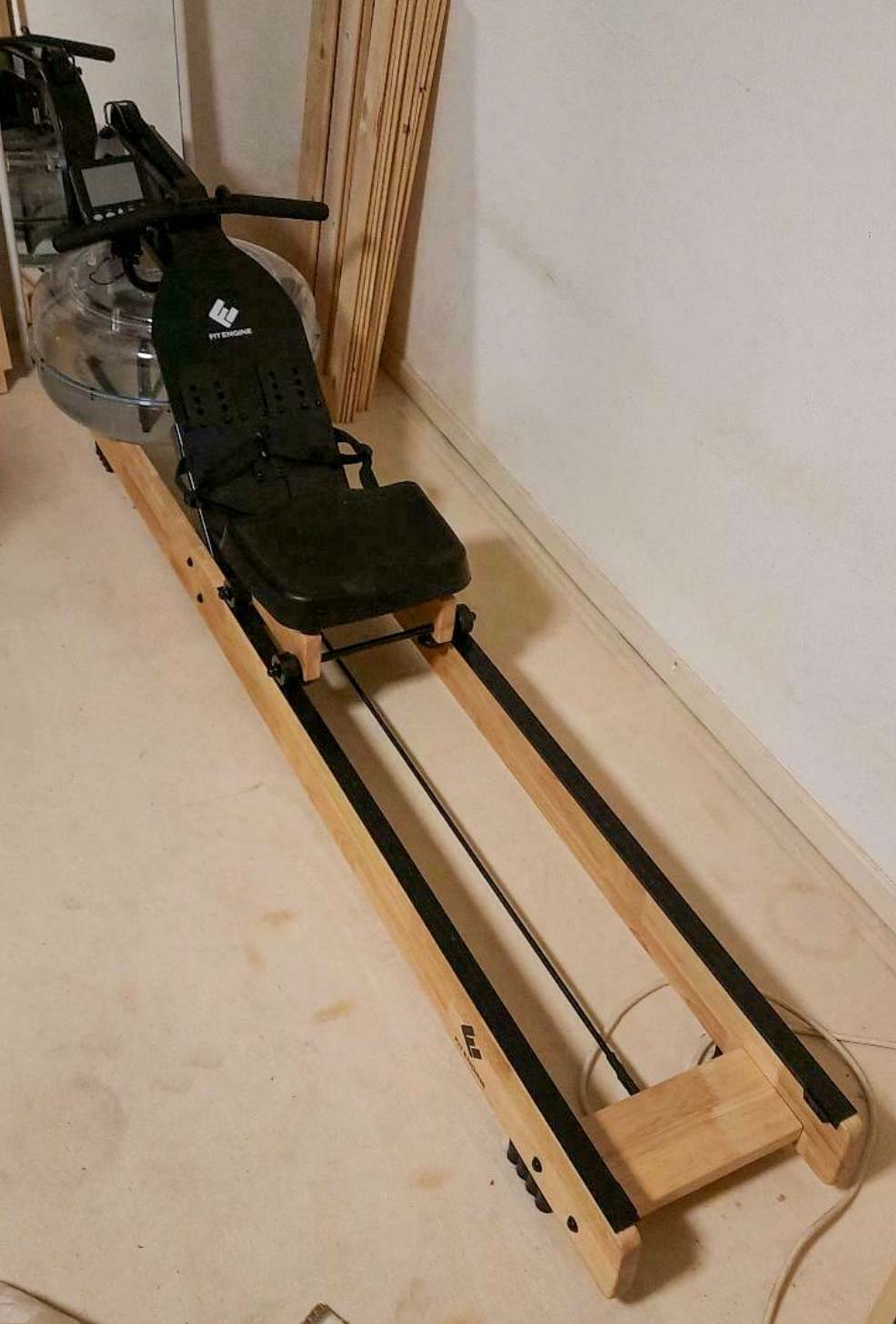 Das fertig aufgebaute FitEngine Wasser-Rudergerät.