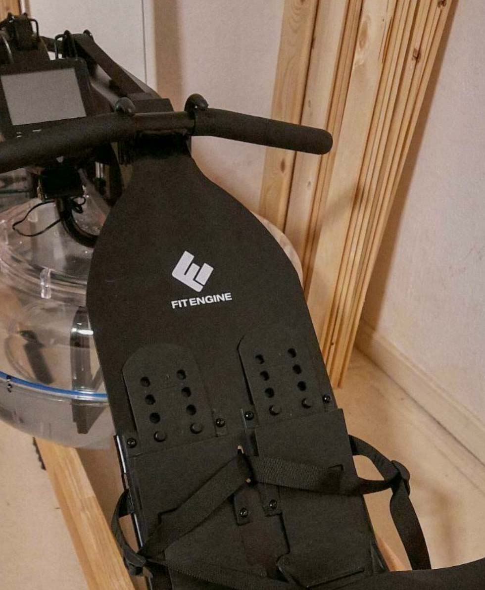 Die Fußablage besteht beim FitEngine Wasser-Rudergerät aus Metall.