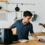 Heißluftfritteusen 12/2025: Der große Einkaufs-Guide – Testsieger, Technik & Fallen Die besten Heißluftfritteusen und Airfryer im Test.