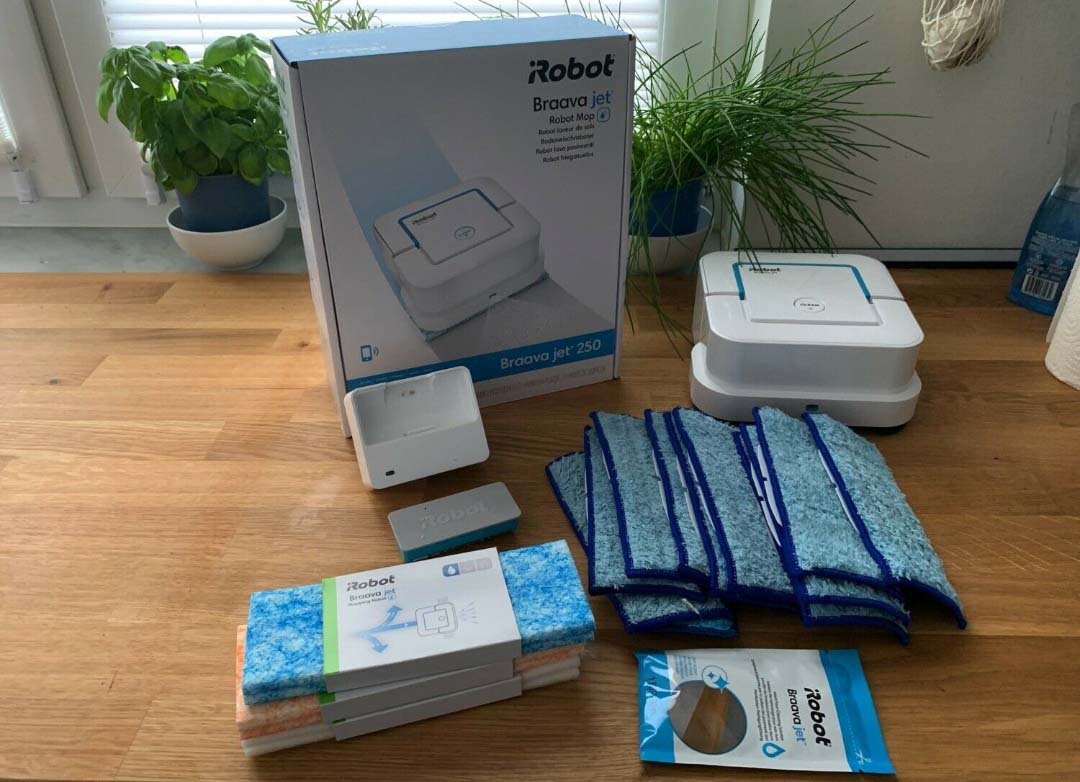 Der iRobot Braava Jet 250 Wischroboter mit Zubehör.