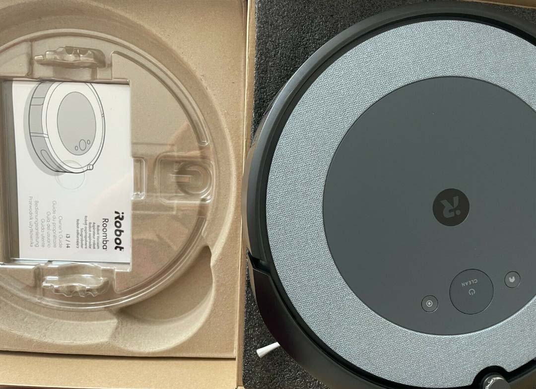 Der iRobot Roomba i3+ Saugroboter wird ausgepackt.