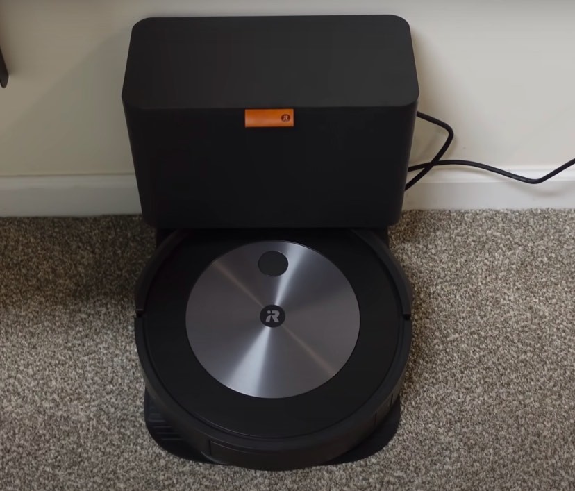 Der iRobot Roomba j7+ Saugroboter mit automatischer Absaugstation.