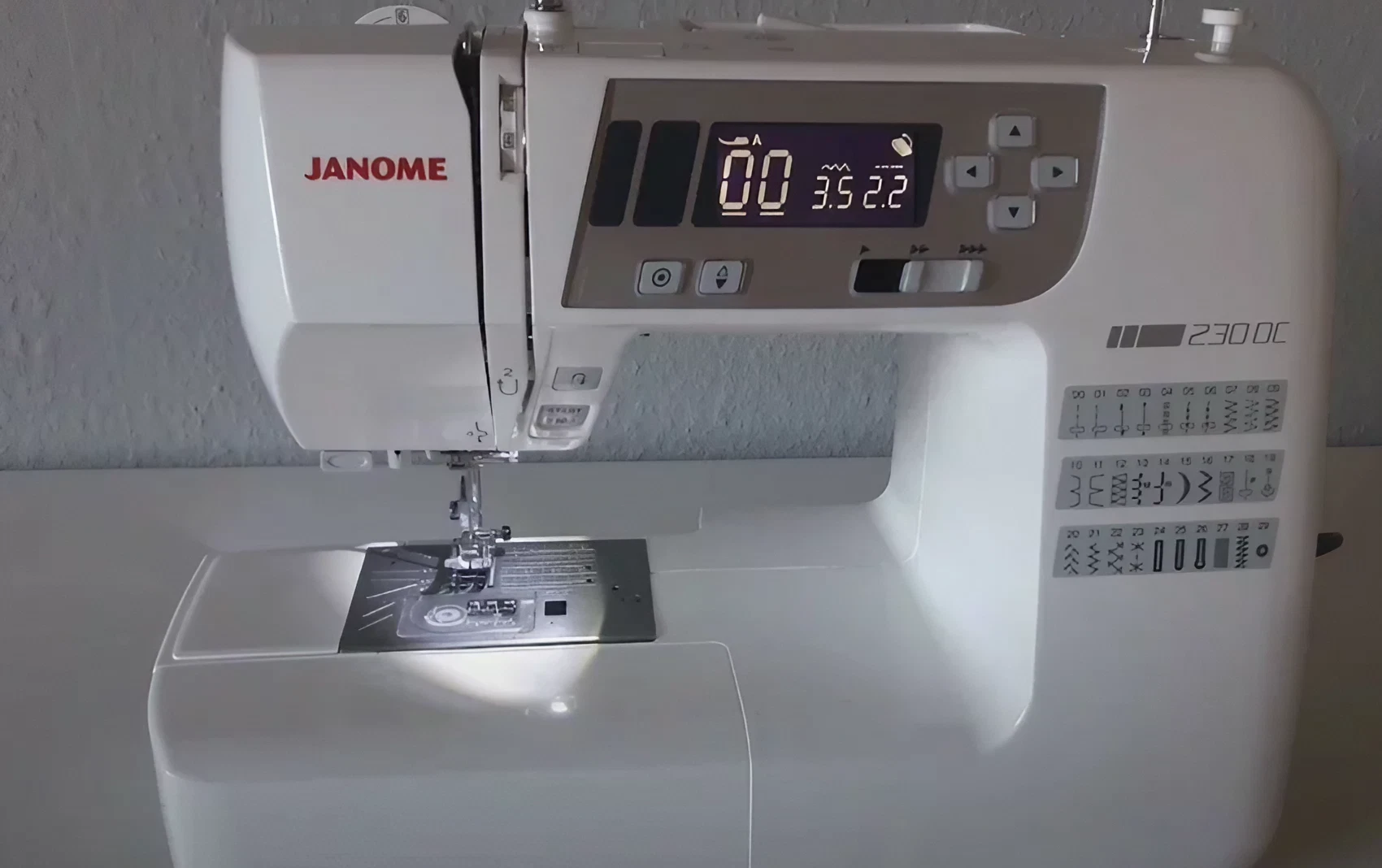 Die Janome 230 DC Nähmaschine.