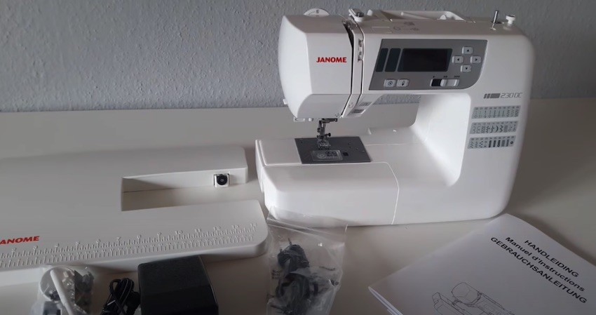 Die Janome 230 DC Nähmaschine inklusive Zubehör.
