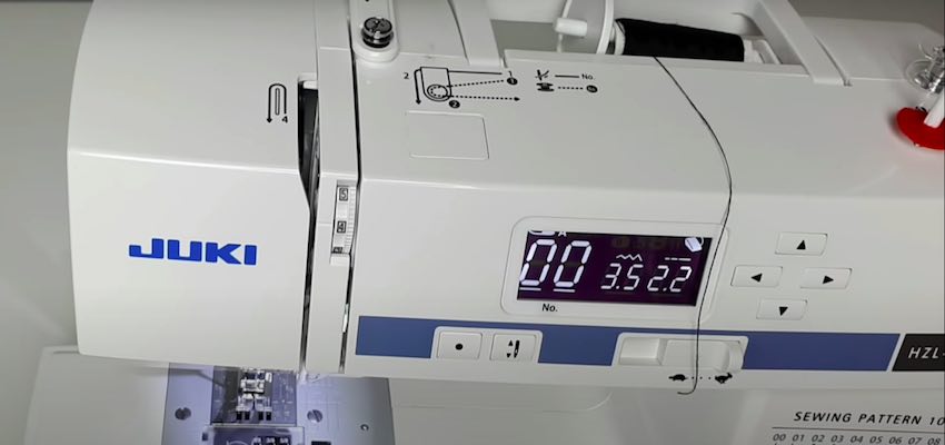 Das Bedienpanel der Brother Innov-is 10 a Anniversary Nähmaschine mit den 16 verfügbaren Stichprogrammen.