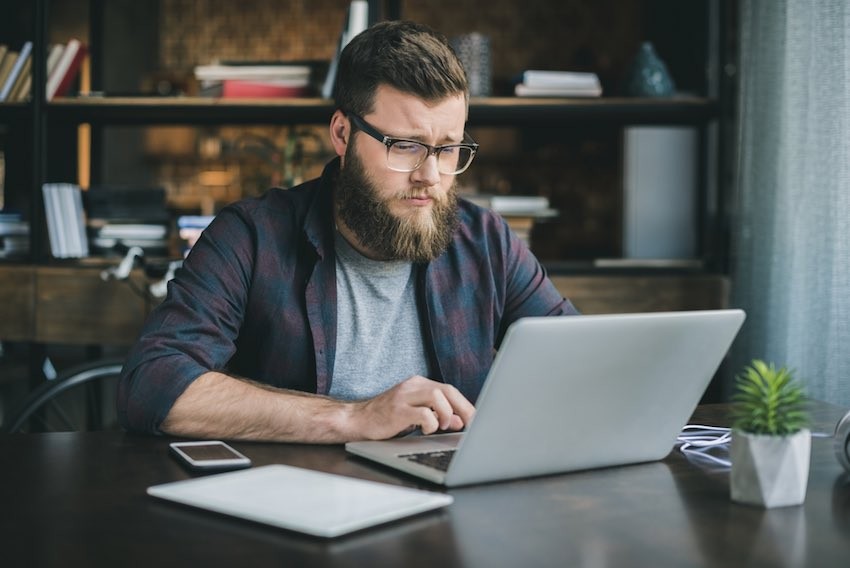 Arbeiten von Zuhause aus als Redakteur für unsere Online-Redaktion.