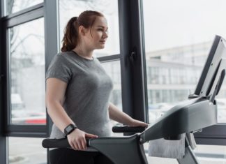 Ein regelmäßiges Training auf dem Laufband eignet sich hervorragend, um überschüssigen Pfunde zu verlieren.