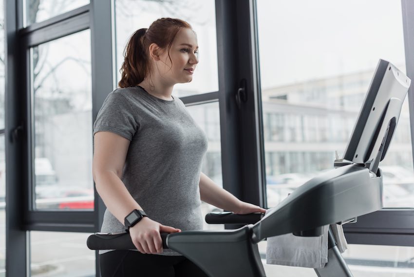 Ein regelmäßiges Training auf dem Laufband eignet sich hervorragend, um überschüssigen Pfunde zu verlieren.