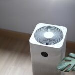 Luftreiniger aufstellen: Das sind die besten Aufstellorte Ein Luftreiniger sollte nicht zu nah an Gardinen aufgestellt werden.