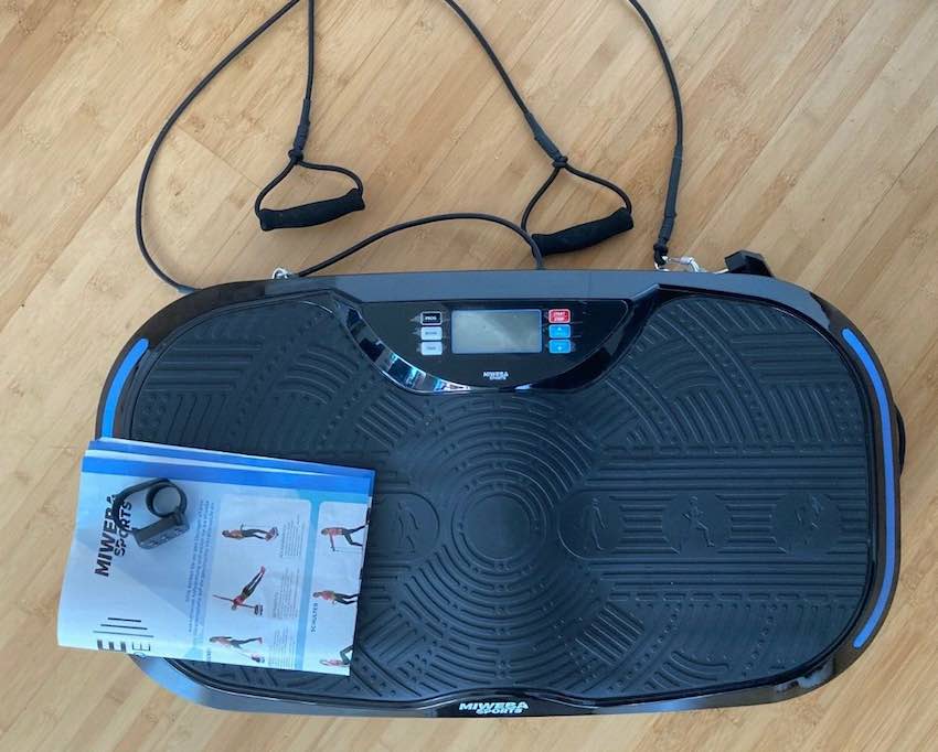 Die Miweba Sports MV300 4D Vibrationsplatte kommt mit Trainingsbändern.