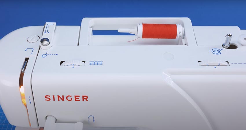Das Einfädeln gestaltet sich mit der Singer Mercury 8280 Nähmaschine kinderleicht, trotz fehlenden Einfädelhilfe.