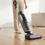 Der beste Nass- und Trockensauger - Test, Marktanalyse & Vergleich 11/2025 Person reinigt mit einem Nass-Trockensauger gleichzeitig Flüssigkeit und Krümel vom Holzboden.