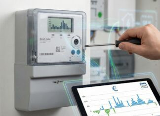 Smart Meter Pflicht 2026: Was Verbraucher über Einbau, Kosten und dynamische Tarife wissen müssen Ein Elektriker arbeitet an einem Smart Meter, während er auf einem Tablet Energiedaten mit Diagrammen und Euro-Symbolen anzeigt.