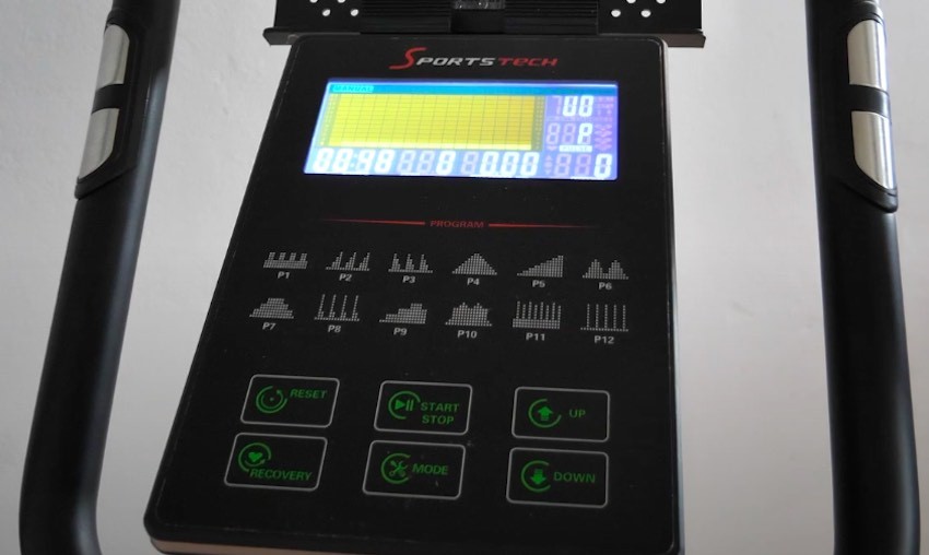 Das übersichtliche Bedienpanel des Sportstech CX2.