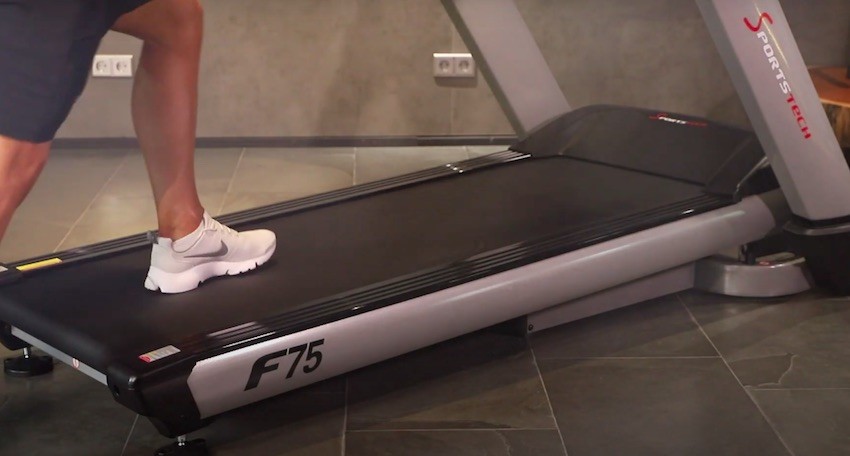 Die Lauffläche des Sportstech 75 ist riesig: 160 cm lang und 58 cm breit.