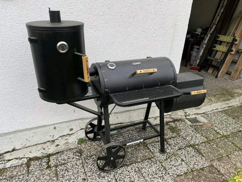 Der Taino Yuma BBQ Smoker mit der Vertikal-Box Erweiterung nach einigen Testläufen.