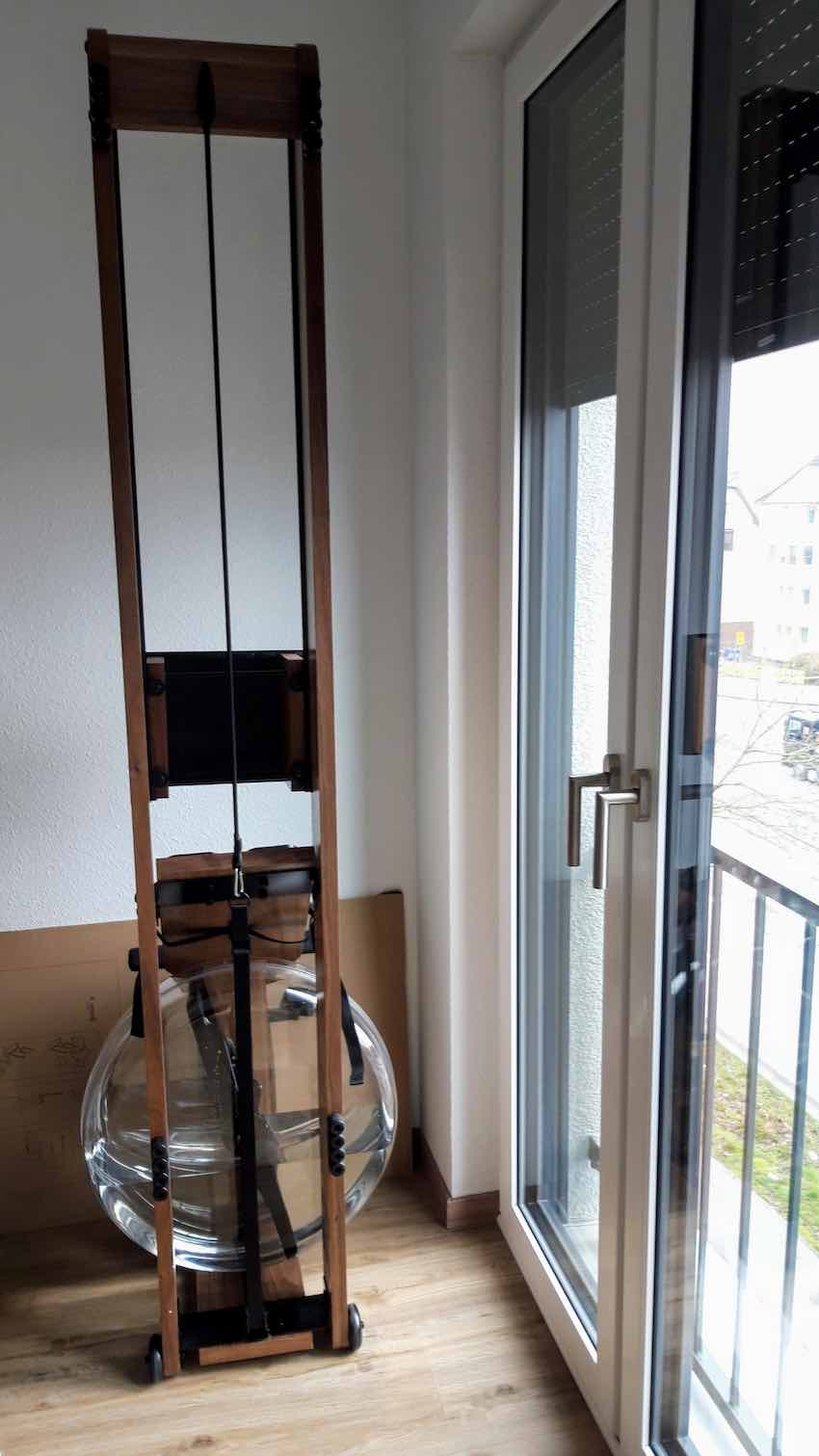 Das Topiom-Wasserrudergerät lässt sich ganz einfach in einer Ecke verstauen.