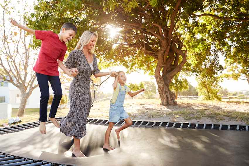 Trampoline sind in Kleingartenkolonien fast immer erlaubt.