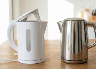Zwei Wasserkocher: ein weißer mit offenem Deckel und Füllstandsanzeige, ein silberner aus Edelstahl.