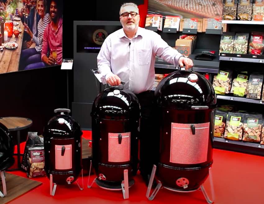 Die drei erhältlichen Weber Smokey Mountain Watersmoker (37 cm, 47 cm, 57 cm) im Größenvergleich.