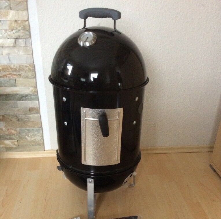 Der Weber Smokey Mountain Watersmoker in der 37 cm Ausführung.