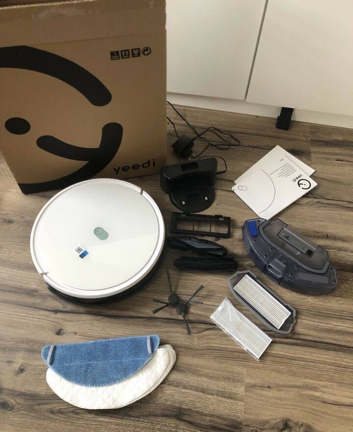 Der yeedi k650 Saug- und Wischroboter inkl. Zubehör.